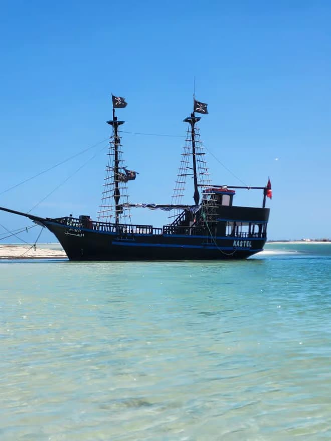 Bateau pirate à Zarzis — Hessi Jerbi